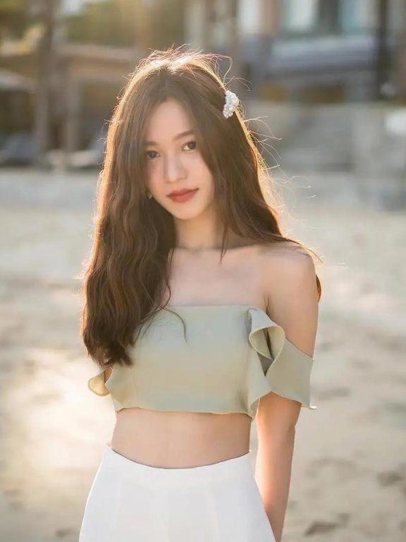 泰国小个子网红美女把露胸装穿得气质又时尚,真是又纯又欲!