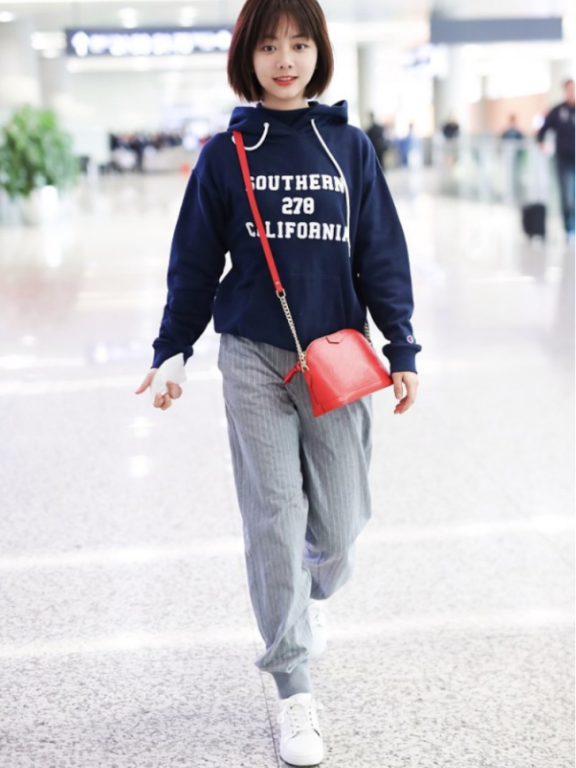 明星街拍:谭松韵波波头配卫衣太减龄,说20岁也没违和感