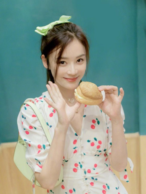 袁姗姗扎高马尾配小樱桃连衣裙,美成18岁少女