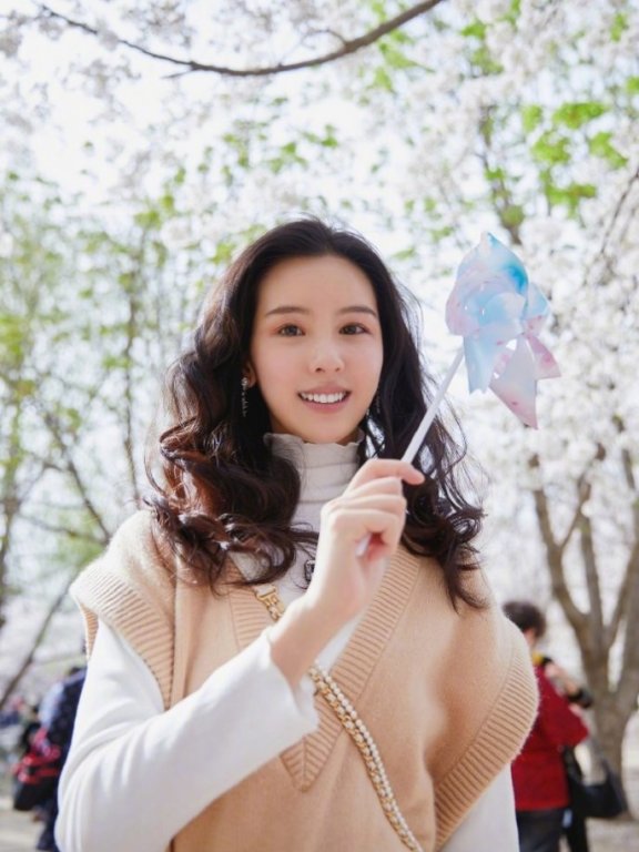 陈都灵春季出游装扮养眼,白色高领衫杏色毛衣清新甜美