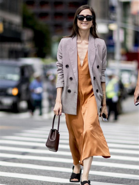 欧美街拍:春季看街头时尚潮女吊带裙穿搭秀