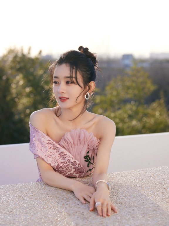 赵丽颖穿一袭粉色拼接裙甜美动人,娃娃脸真吃香