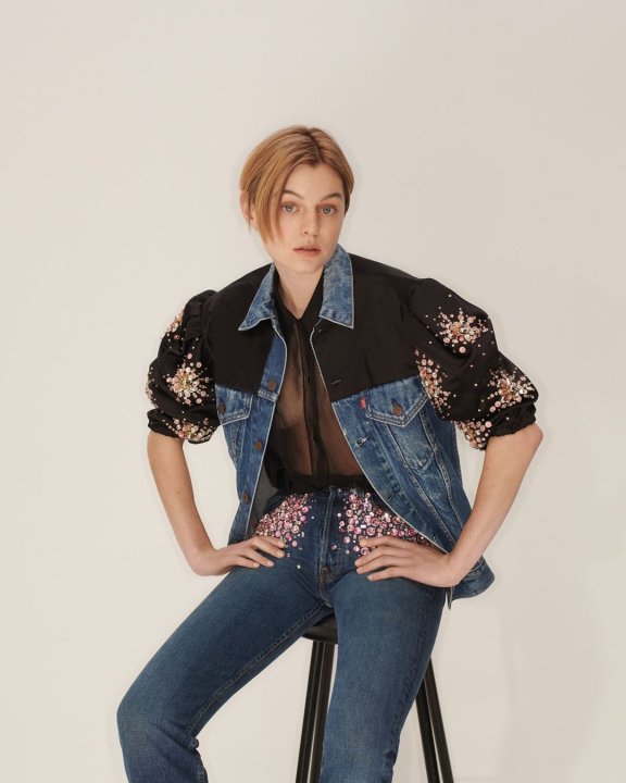 点缀上闪闪水钻和缝珠，经典Levi’s重获新生：Upcycled by MiuMiu 全新企划