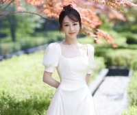 杨紫新装穿泡泡袖裙扮“在逃公主”,马丁靴又抢镜了