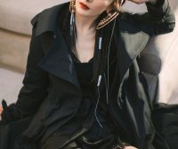 杨幂时尚大片黑长直发型冷酷又摩登,坐在火焰中间太有型