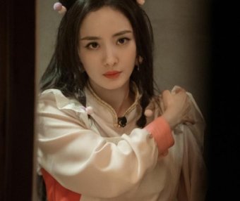 杨幂穿女仆装扮漫画人物,身材凹凸有致让同龄人羡慕不已