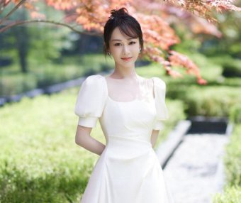 杨紫新装穿泡泡袖裙扮“在逃公主”,马丁靴又抢镜了