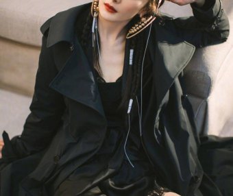 杨幂时尚大片黑长直发型冷酷又摩登,坐在火焰中间太有型