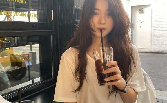 喜欢简约搭配的你:向这位韩国女生学习,穿出90s风格的率性时尚