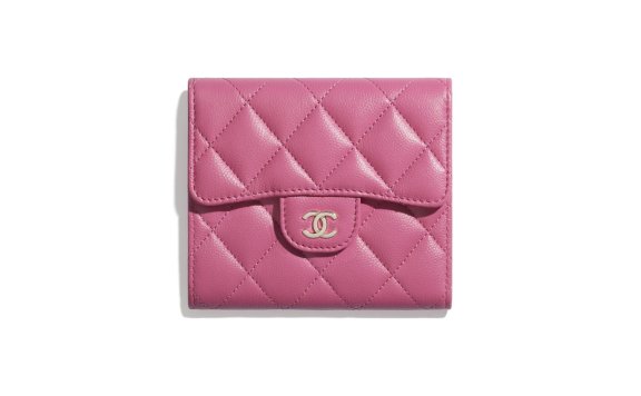 当经典菱格纹抹上鲜嫩色彩，这款Chanel经典小型口盖皮夹值得你拥有