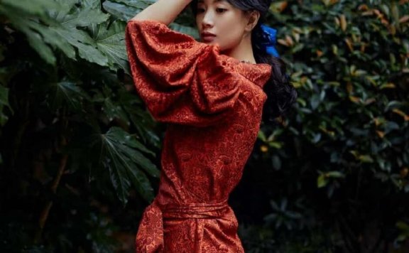 李梦穿红色长裙美艳优雅写真图片