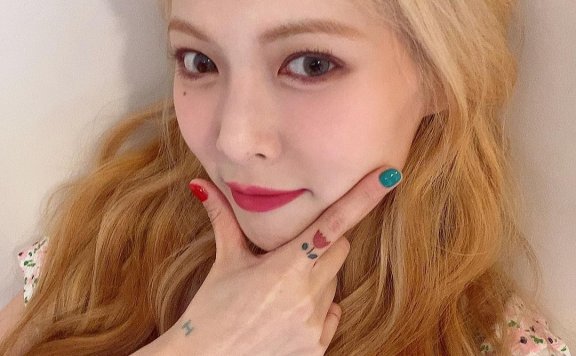 有种俏皮时尚叫金泫雅！一连换上三款发色，搭配春夏衣服都太时髦了