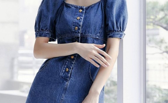 带着CELINE 520系列,用白色老花图腾打造夏季明媚风光