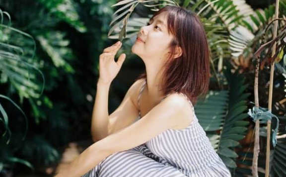 谭松韵夏日清新森系吊带裙甜美写真图片