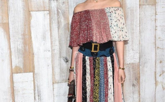 杨采钰穿连衣裙完美展示好身材,穿花哨裙魅力十足