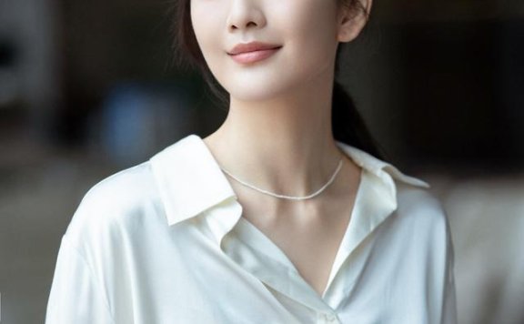 王鸥越来越美!穿真丝衬衫搭配阔腿裤气质超好