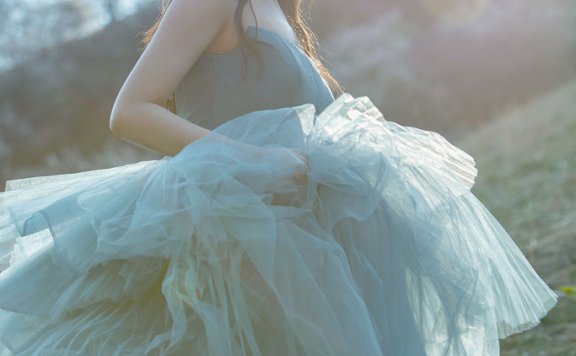 张含韵穿纱裙拍写真图片,美如仙女飘逸出尘