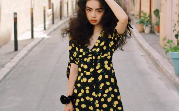 小个子女生穿衣有道!夏天裙装学这位法式博主,一键复制照着穿就好看