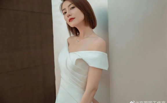 高圆圆穿白色抹胸裙美若天仙!雪肤娇嫩太性感撩人