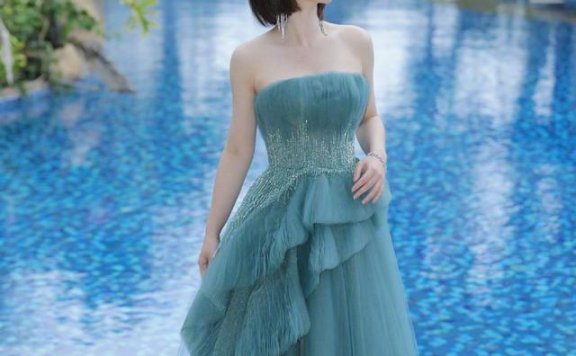 柳岩穿抹胸裙装复古高贵,还带有婉约气质