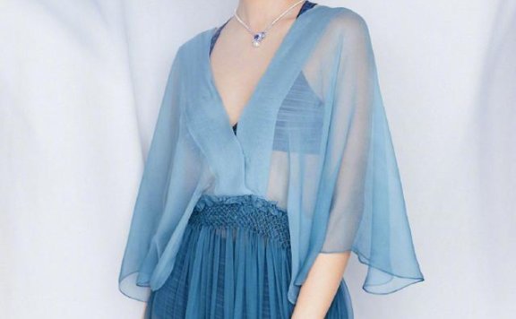 杨采钰穿薄纱裙走红毯,比秀场模特还要美