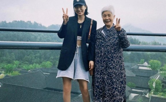 周雨彤旅行随拍,运送内衣配廓形西装坐在地上表情丰富