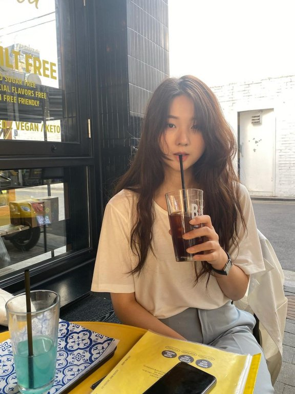 喜欢简约搭配的你：向这位韩国女生学习，穿出90s风格的率性时尚