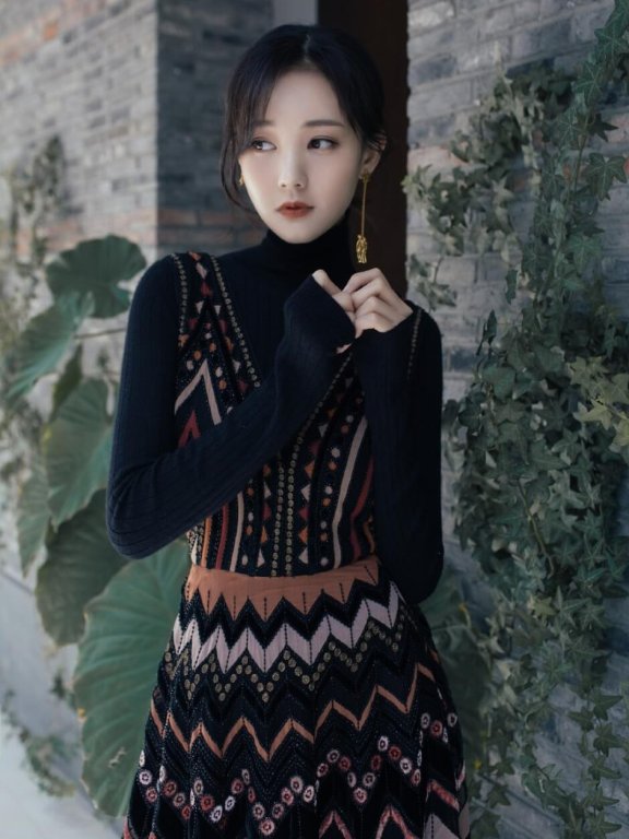 李一桐花色裙子性感干练写真图片