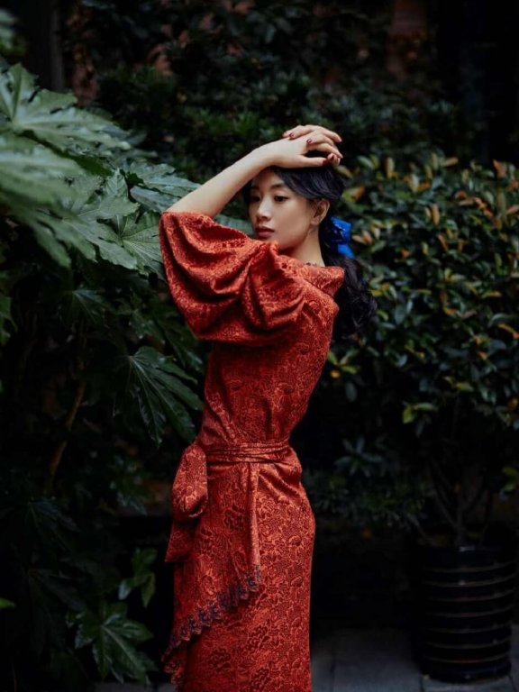 李梦穿红色长裙美艳优雅写真图片