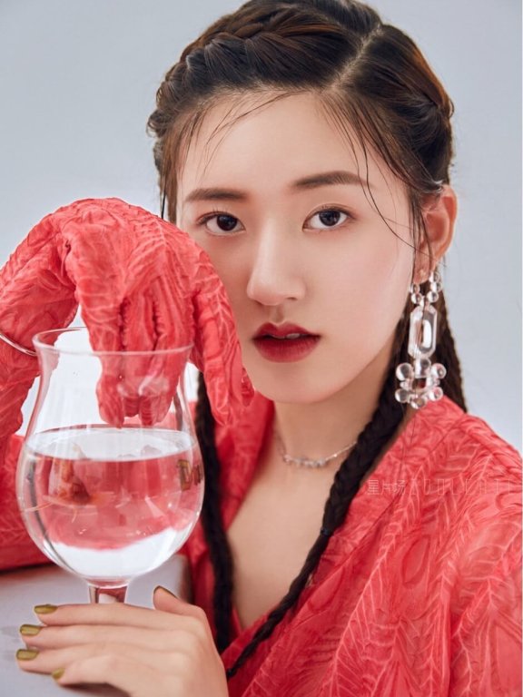95后小花赵露思休闲随性杂志图片写真