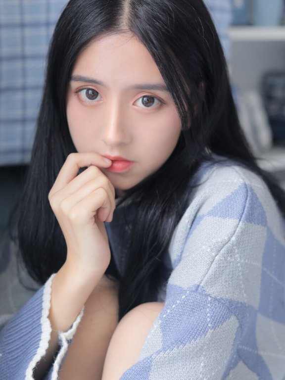 中分黑色长发温婉极品美女毛衣长腿私拍照片