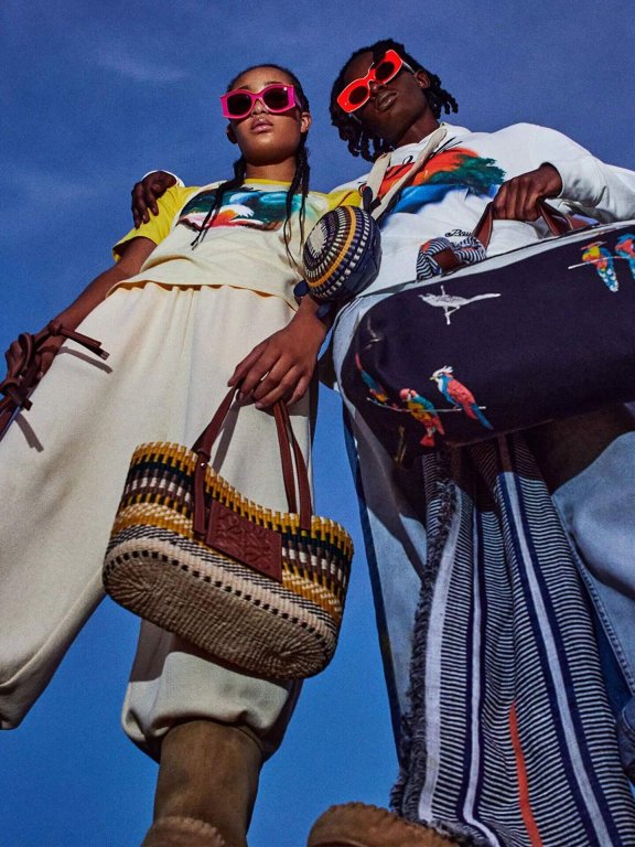 织入缤纷的彩虹意象:LOEWE Paula’s Ibiza 2021全新方形织篮