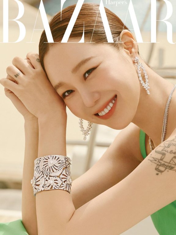 最高级的性感是露得刚刚好:孔晓振秀笔直长腿登韩版《Harper’s Bazaar》