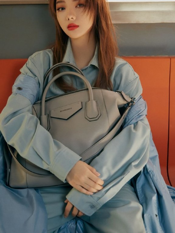 李紫婷又美又飒蓝色衬衫连体裤时尚杂志图片