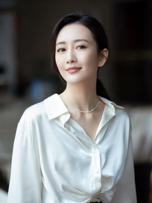 王鸥越来越美!穿真丝衬衫搭配阔腿裤气质超好