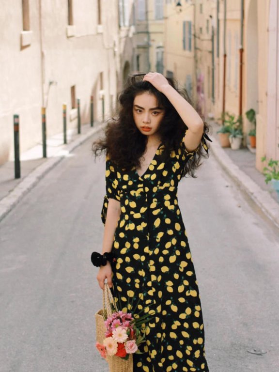 小个子女生穿衣有道！夏天裙装学这位法式博主，一键复制照着穿就好看