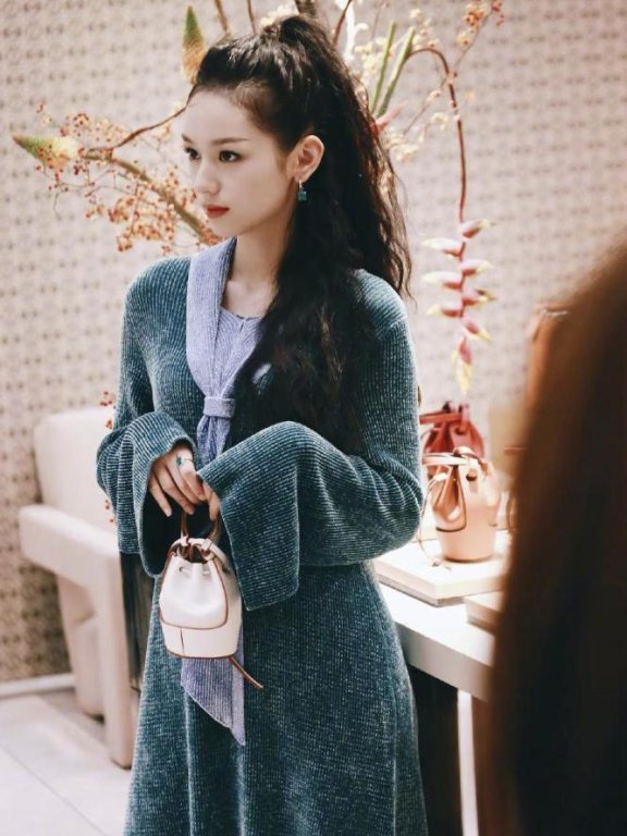 周也活动写真,绿色连衣裙配绿色眼影港风复古美女即视感
