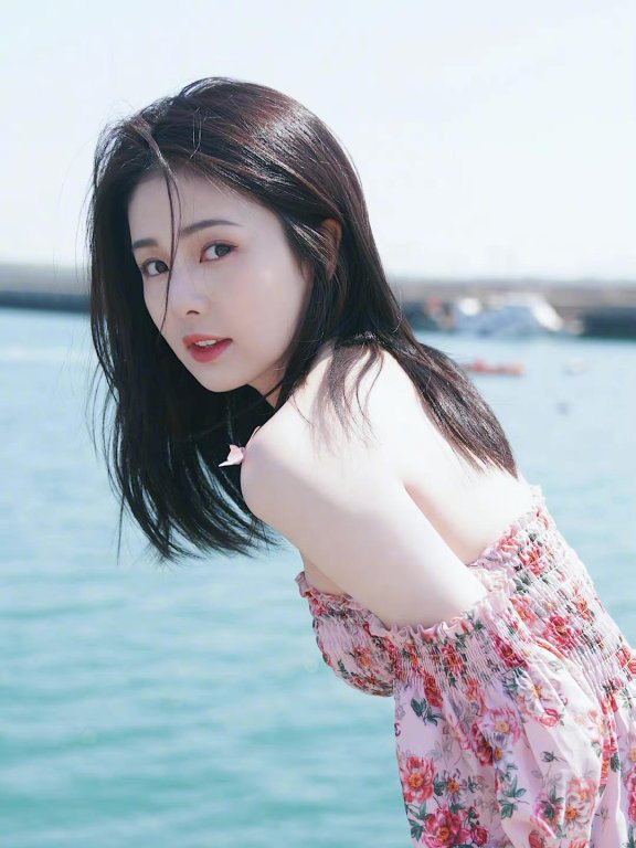 白鹿海边最新写真图片,碎花抹胸裙衬的皮肤发白,越来越好看