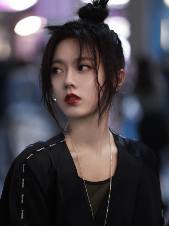 17岁赵今麦暗黑穿搭凹出了高级感,难怪会被吴亦凡认可