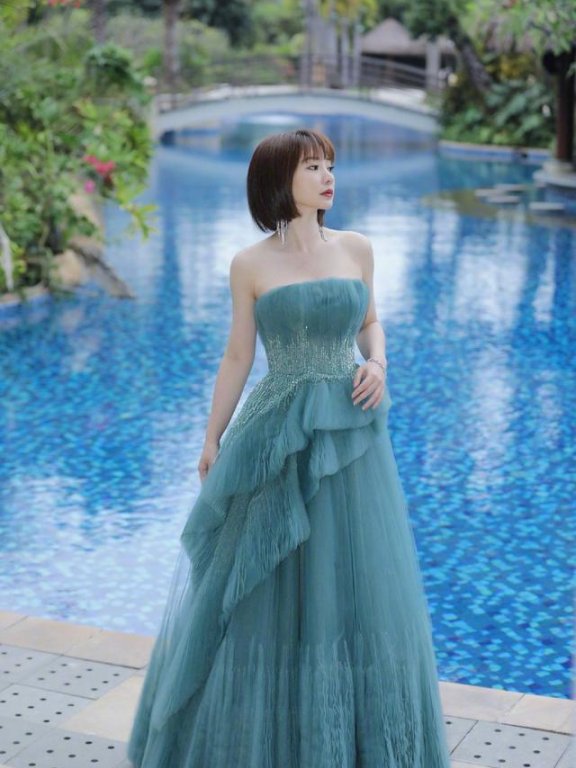 柳岩穿抹胸裙装复古高贵,还带有婉约气质