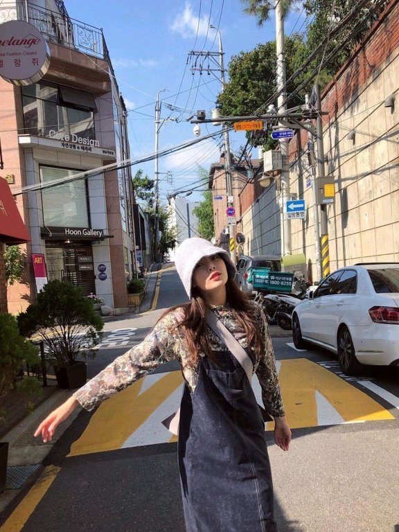 金泫雅穿抹胸镶钻婚纱秀纤细锁骨,尝试稚嫩风秒回18岁