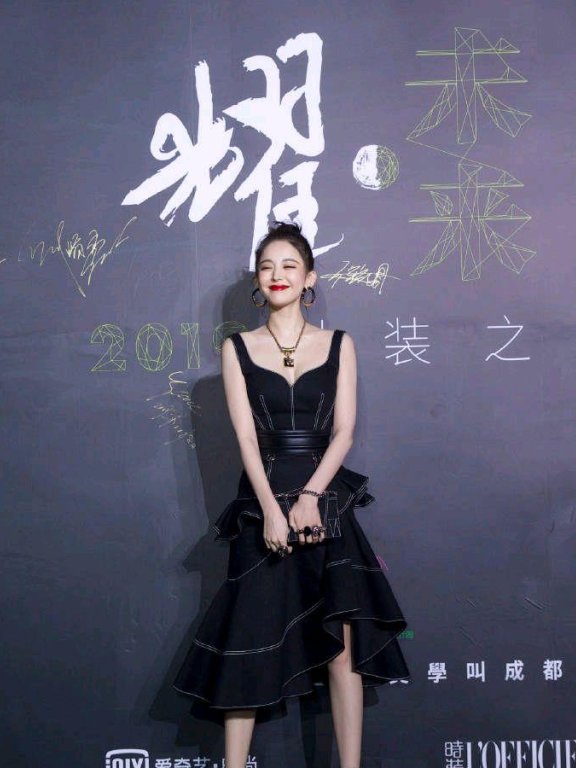 古力娜扎穿黑色长裙身材超有料,扛得住高清镜头