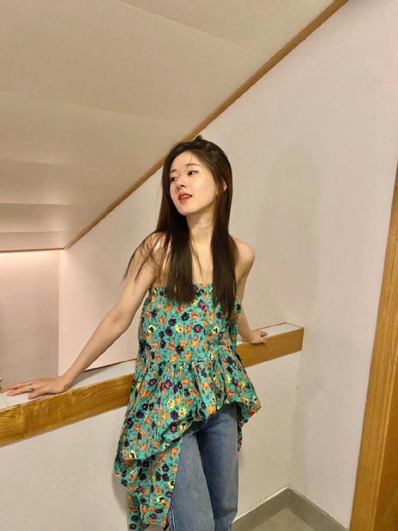 赵露思作为新生代女艺人,私底下的穿衣品味别具风格