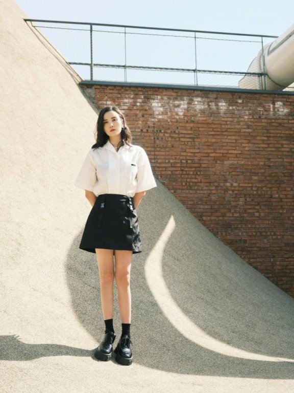 宋佳穿衣风格越来越年轻,这是要走少女风吗
