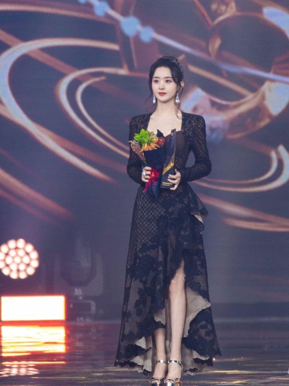 赵丽颖离婚后首晒照,穿绿色包臀裙美得不像孩子妈妈