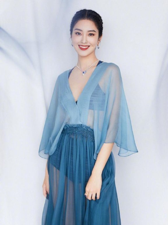 杨采钰穿薄纱裙走红毯,比秀场模特还要美