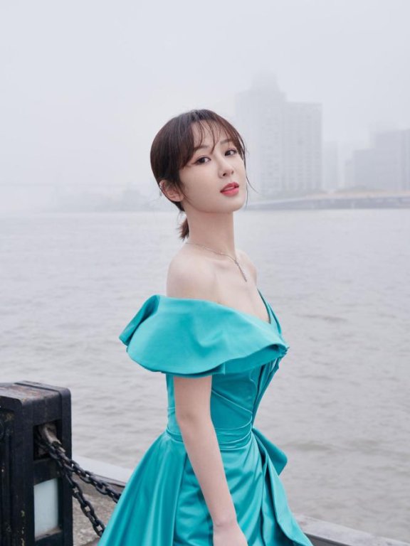 杨紫最新造型蓝绿抹胸礼服显优美肩颈线,宛如精灵