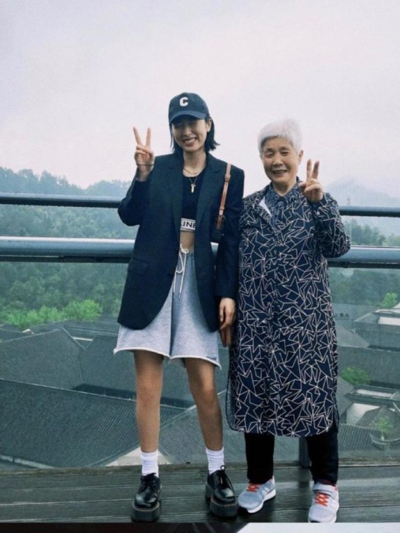 周雨彤旅行随拍,运送内衣配廓形西装坐在地上表情丰富