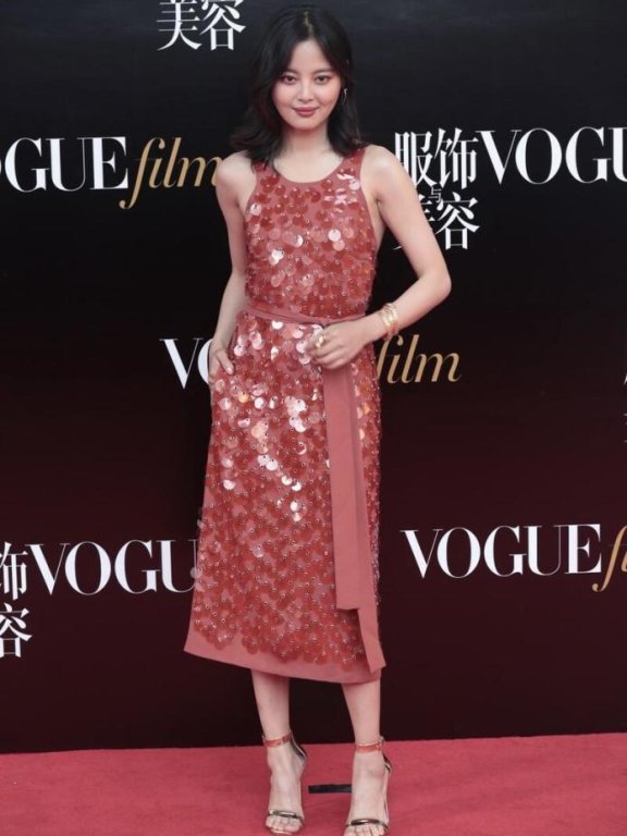 辛芷蕾穿无袖亮片连衣裙惊艳亮相,高贵又奢华