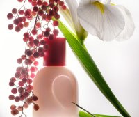 自推出以来已获得2000多好评,神级美妆品牌Glossier唯一一款香水Glossier You